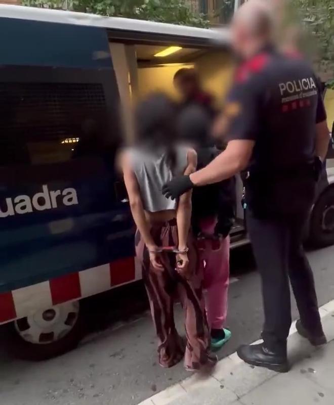 Barselona'da Narkotik Operasyonu: Sants-Montjuïc'te İki 'Narcopiso' Mühürlendi, 11