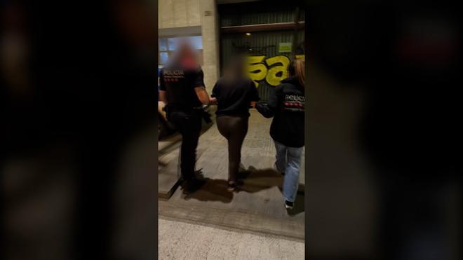 Barselona'da Yaşlı Adamın Güvenini Kazanıp Soyan 19 Yaşındaki Kadın Yakalandı