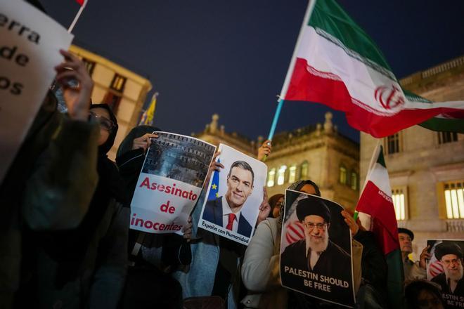 Barselona'da ABD'nin İran Müdahalesine Karşı Protesto: Sant Jaume Meydanı Doldu