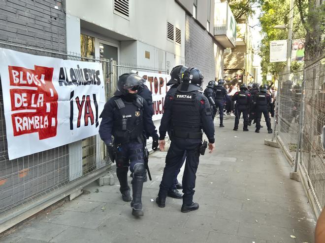 Barselona'da Büyük Tahliye Operasyonu: La Mina'daki 58 İşgal Edilmiş Konutun İlk
