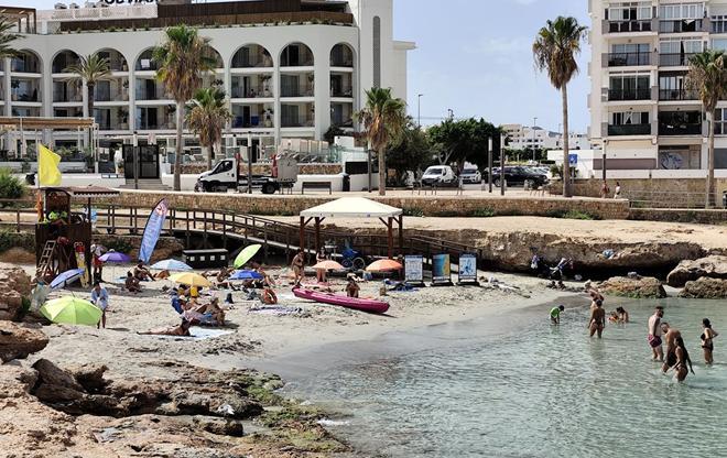 İbiza'da Otel Balkonundan Düşen İngiliz Genç Yoğun Bakımda: Turizm Güvenliği Tartışması