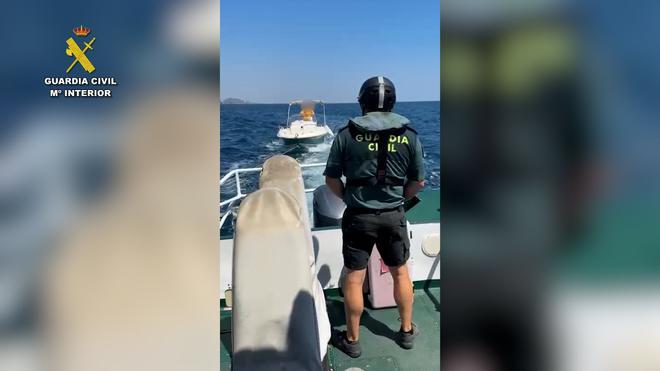 Tarragona Kıyılarında Mahsur Kalan Bottan Bebek ve İki Yetişkin Kurtarıldı