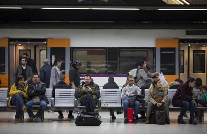 **Barselona'da Ray Yakınındaki Yangın Rodalies Hatlarını Felç Etti: Binlerce Yolcu