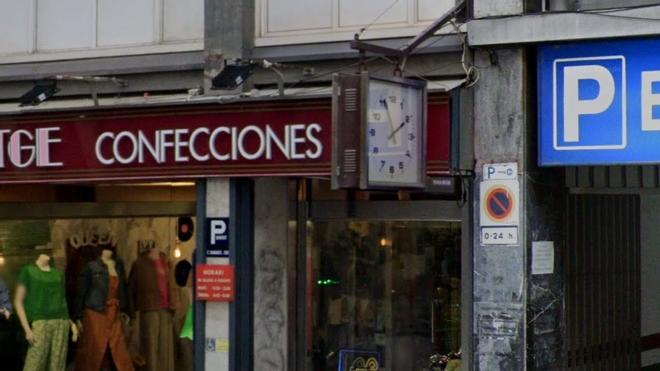 Barselona'nın Sant Antoni Mahallesi'nin Kalbi: Tarihi Saat Kapanan Dükkana Rağmen