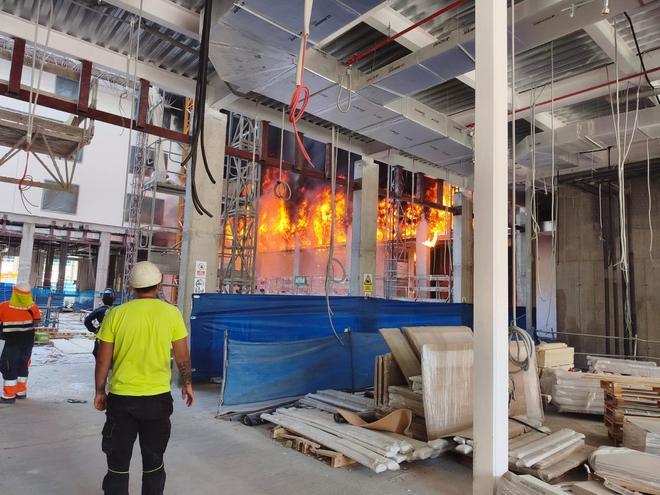 Sevilla'daki Otel İnşaatında Yangın: Üç İşçi Yaralandı, Biri Yanık Ünitesinde