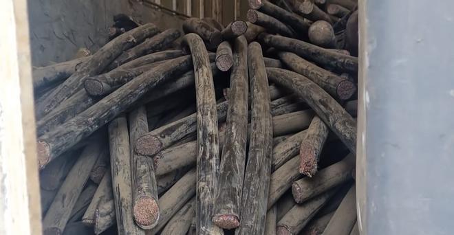 Katalonya'da Bakır Hırsızlığına Ağır Darbe: Kontrolden Kaçan Kamyon Yakalandı