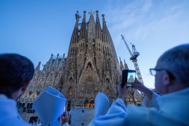Sagrada Família'da Tarihi An: İsa Kulesi'nin Takdisi ve Halkın Umutları