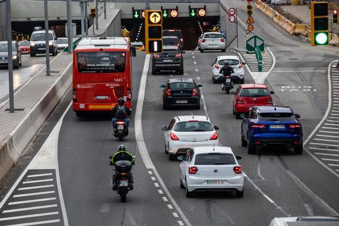 Barselona'da Glòries Tüneli'nde Kaza: Araç Devrildi, Trafik Felç Oldu
