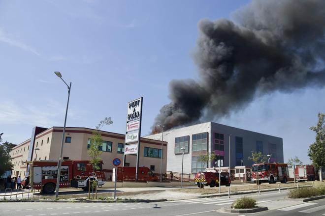 Mataró'da Tekstil Fabrikası Yangını: İtfaiye Ekipleri Alevlerin Yayılmasını