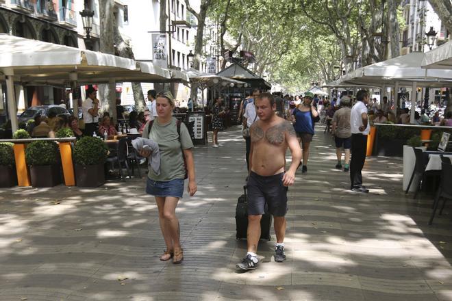 Barselona'da Yeni Kural: Üstsüz Gezenlere 300 Euro'ya Kadar Ceza Yolda!