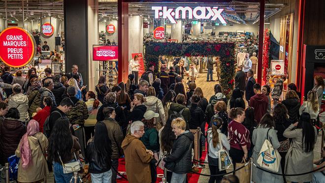 Barselona'da Büyük İndirim Coşkusu: TK Maxx İlk Mağazasını Rekor Kuyruklarla Açtı