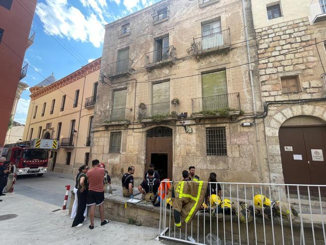 Tortosa'da Bina Çökmesi: İki Kişi Yaralandı, Yapı Güvenliği Gündemde