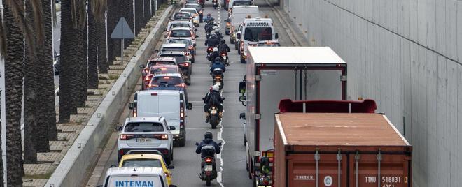 Barselona'da Kamyon-Motosiklet Kazası: Ronda Litoral'da 10 Kilometrelik Trafik Felci