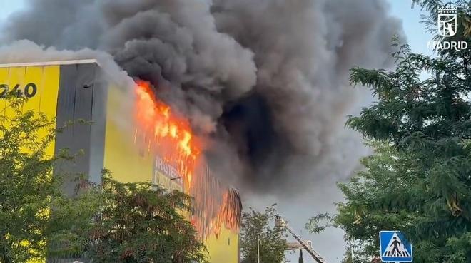 Madrid'de Büyük Depo Yangını: Villaverde'de Alarm Durumu