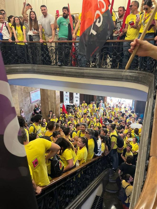 Katalonya'da Öğretmen Grevleri Tırmanıyor: Sabadell'de Belediye Binasına Baskın