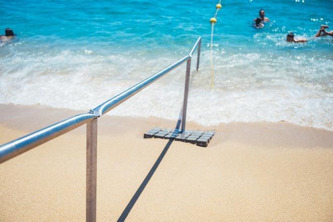 Badalona Plajlarında Güvenli Erişim Devrimi: Yeni Korkuluklar Herkes İçin