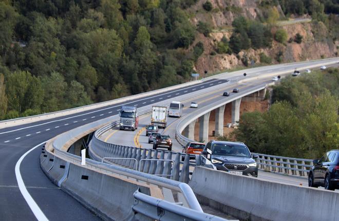 Katalonya'da Otobüs Yangını C-25 Otoyolunda Ulaşımı Felç Etti