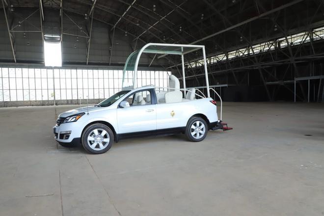 Papa Leo XIV'ün Barselona Ziyareti Öncesi Papa Mobil Yüksek Güvenlikle Şehre Ulaştı
