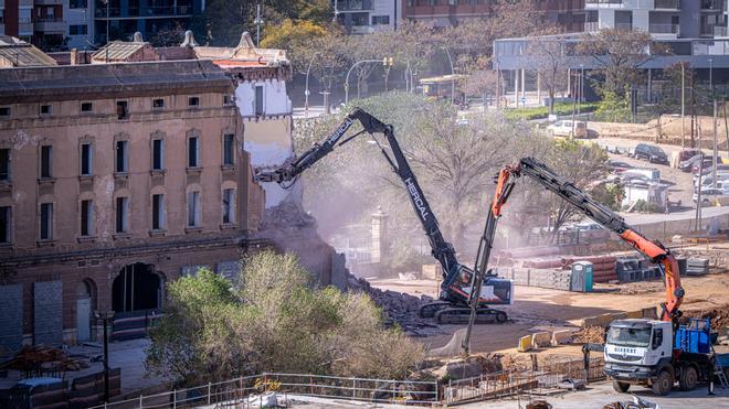 Barselona'nın Tarihi La Sagrera Yük İstasyonu Yıkımı Başladı: Yeni Bir Dönemin Habercisi