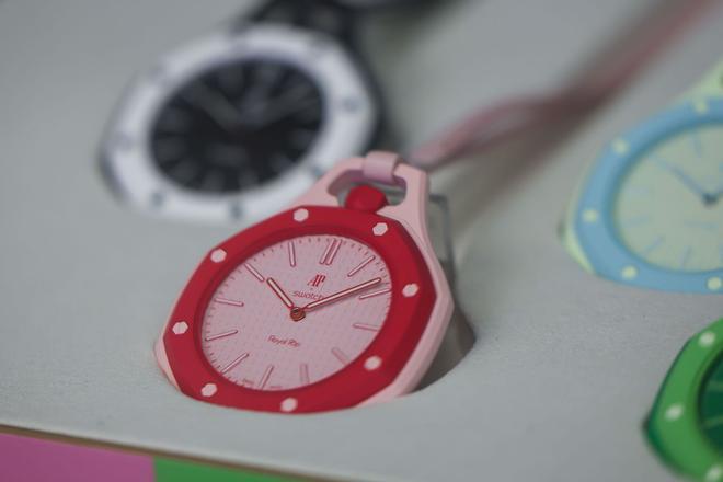 Barselona'da Swatch x Audemars Piguet Çılgınlığı: 'Royal Pop' İçin Uzun Kuyruklar
