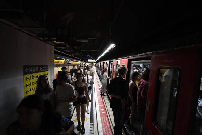 Barselona Metrosu'nda Sant Jordi Günü Rekor Yolcu Sayısı: İki Milyonu Aştı