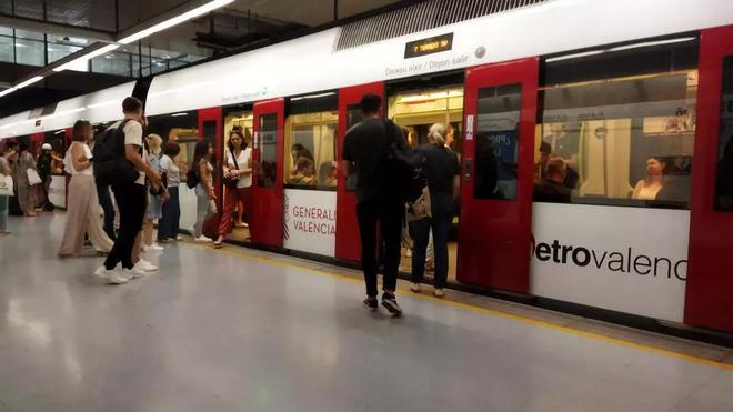 Valencia'da Tehlikeli Viral Meydan Okuma: Tramvay Raylarına Giren Gence 1.000 Euro Ceza