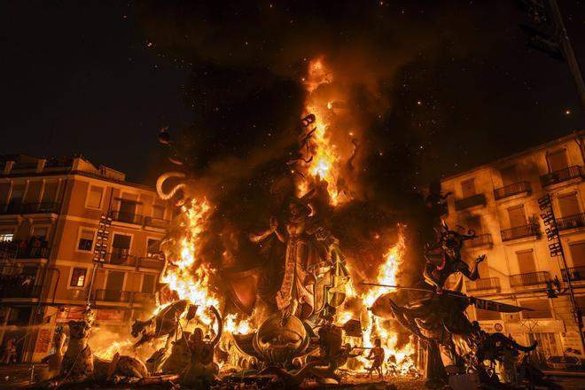 Barselona'da Valensiya Rüzgarı: Fallas Coşkusu ve Paella Şöleni Kıyıya Taşınıyor