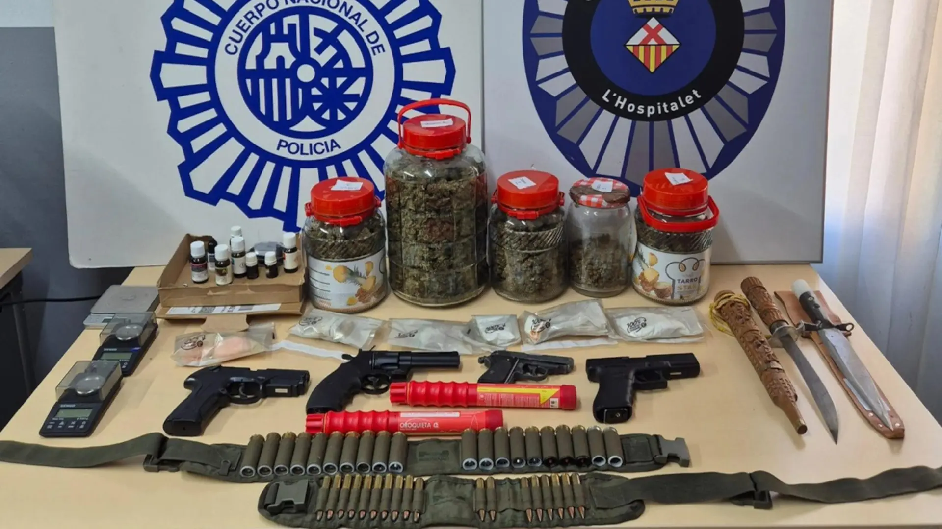 L'Hospitalet'te Uyuşturucu Satış Noktasına Büyük Baskın: Sahte Silahlar ve Kilo Kilo