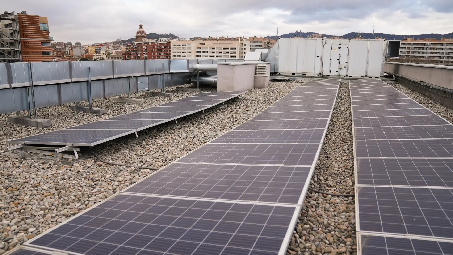 Barselona'nın Güneş Enerjisi Atılımı: 8.000 Konutluk Üretim ve Büyük Hedefler