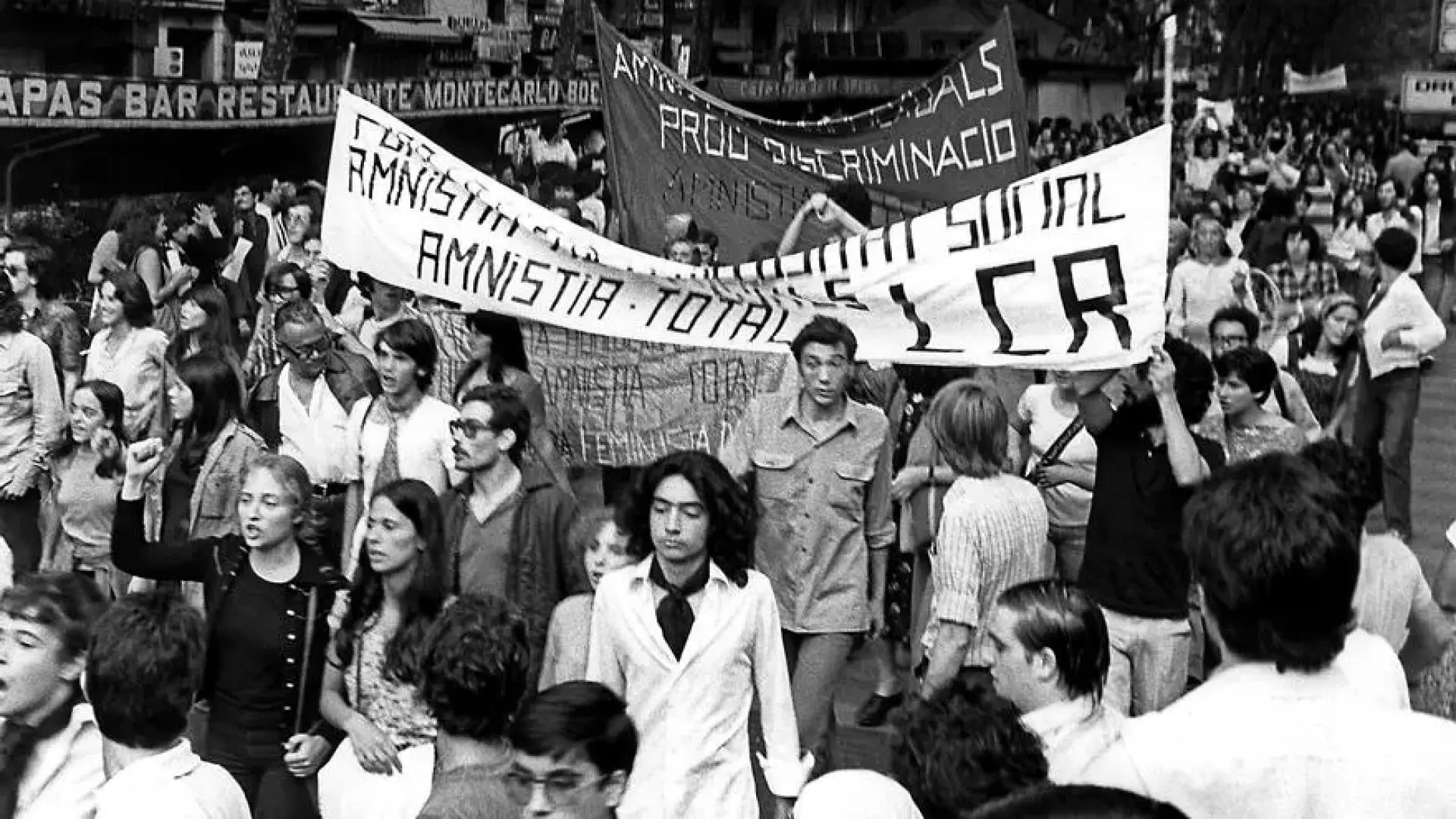 İspanya'nın İlk Onur Yürüyüşü: Barcelona'nın Cesur Adımı ve Tarihi Direniş