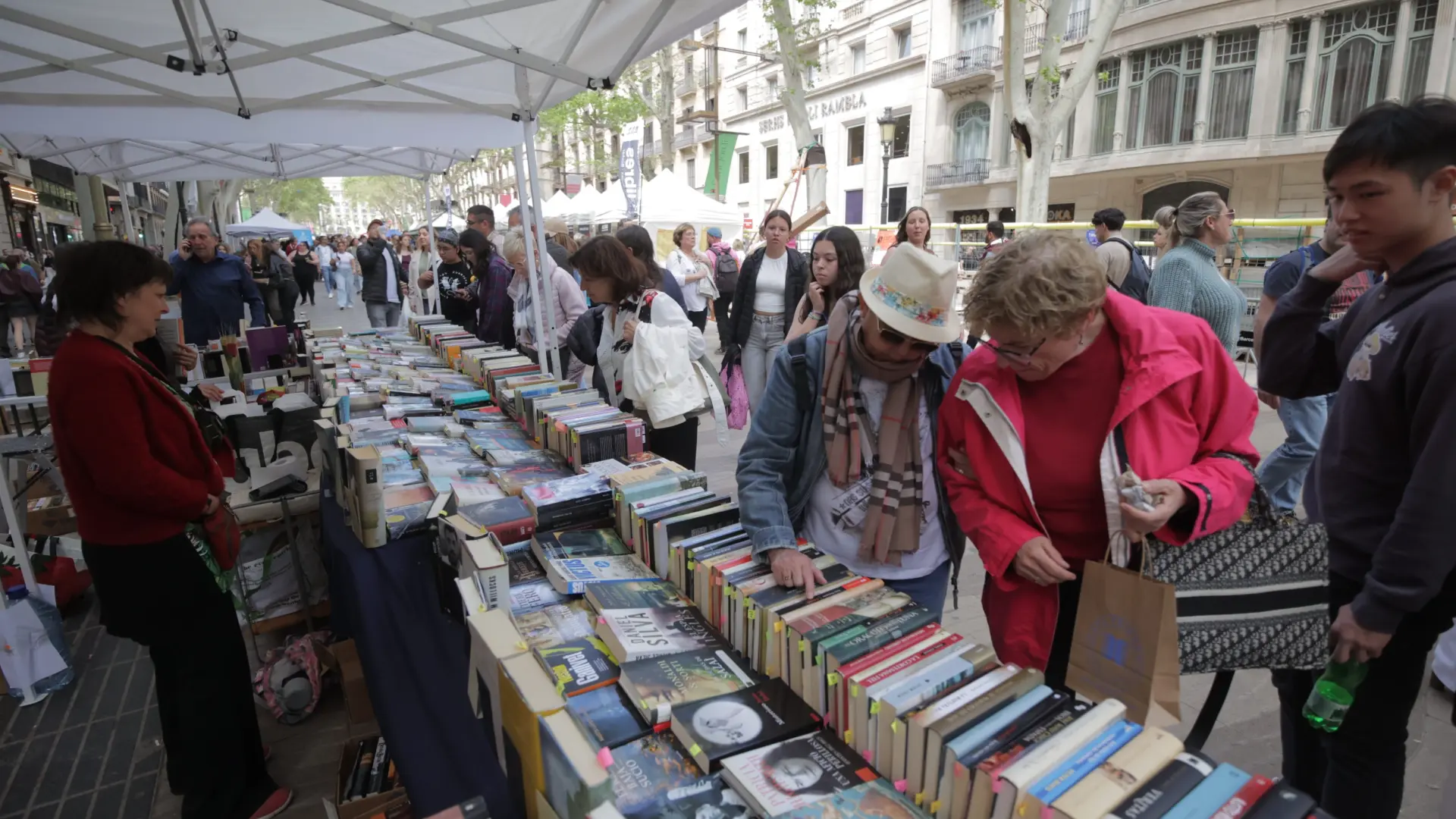 La Rambla'daki Sant Jordi Geleneği Tadilata Takıldı: Gül ve Kitap Stantları Yer