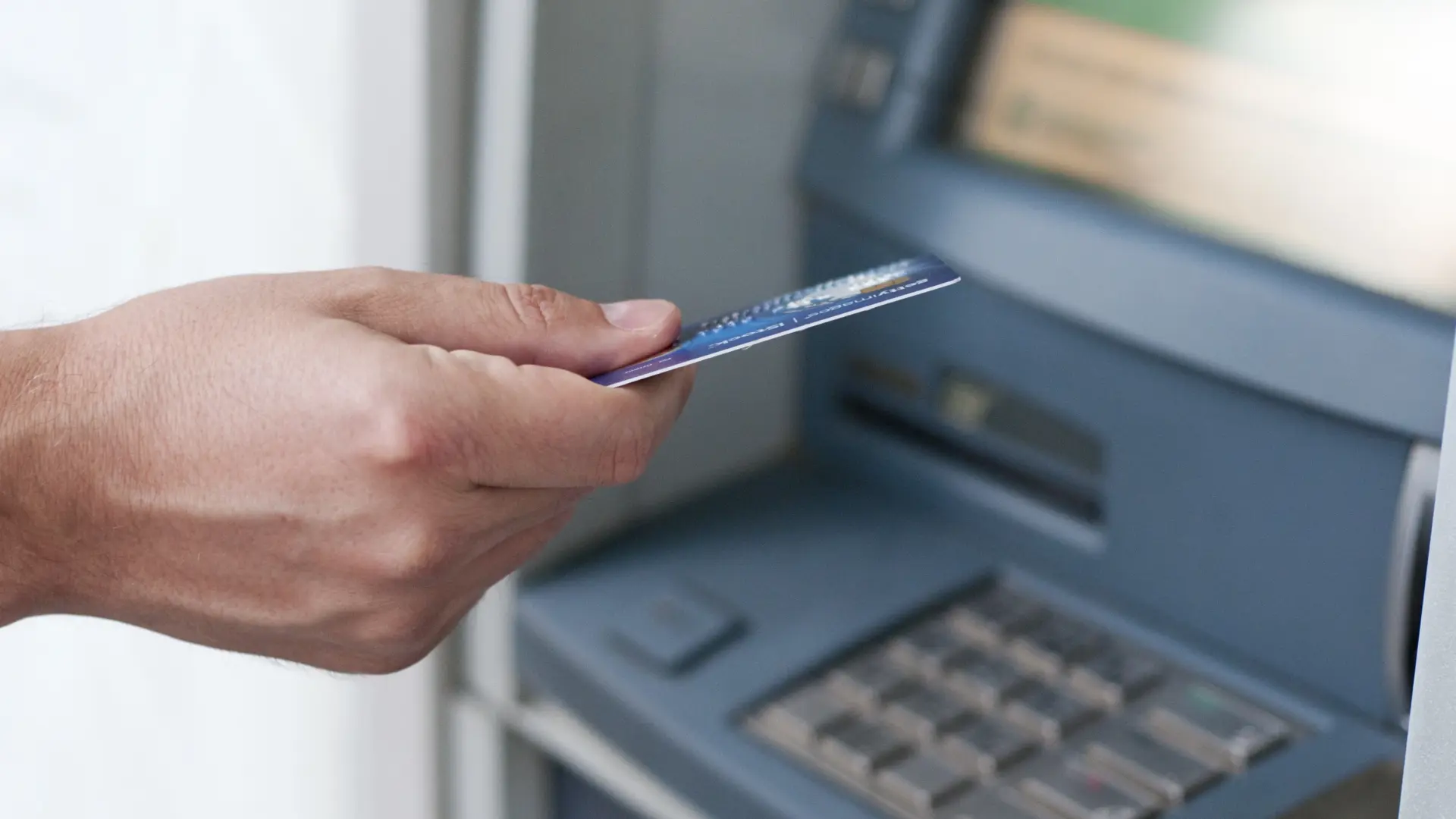 Barselona'da ATM'ye Patlayıcılı Soygun Girişimi: Sants Mahallesi'nde Alarm!