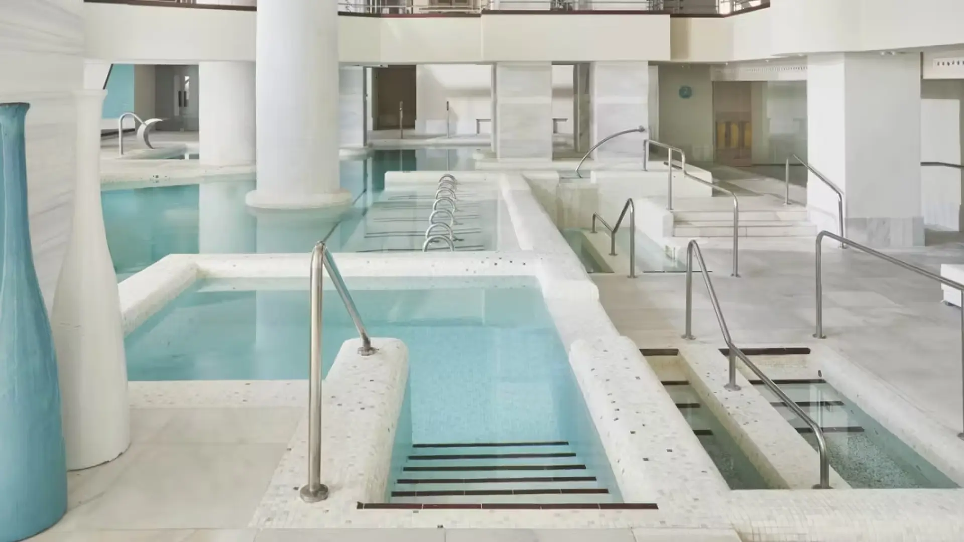 Barselona Yakınındaki Santa Coloma, Metro Erişimiyle 30 Derece Termal Su Sunan Bir