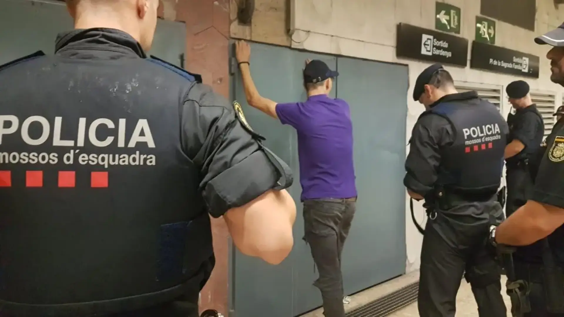 Barselona'da Turistlerin Kabusu: 'Leke' Yöntemli Seri Hırsız Yakalandı