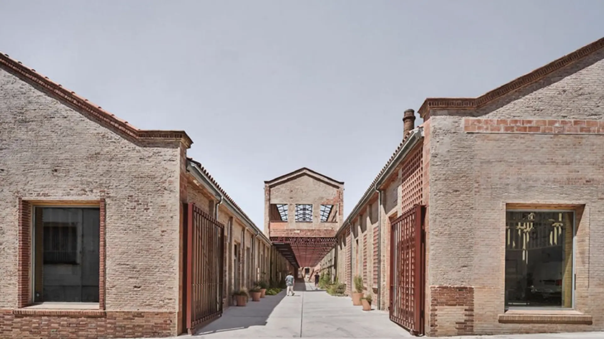 Terrassa'nın Dönüşen Kalbi: Eski Fabrika, Sosyal Kapsayıcılıkla Mies van der Rohe Adayı