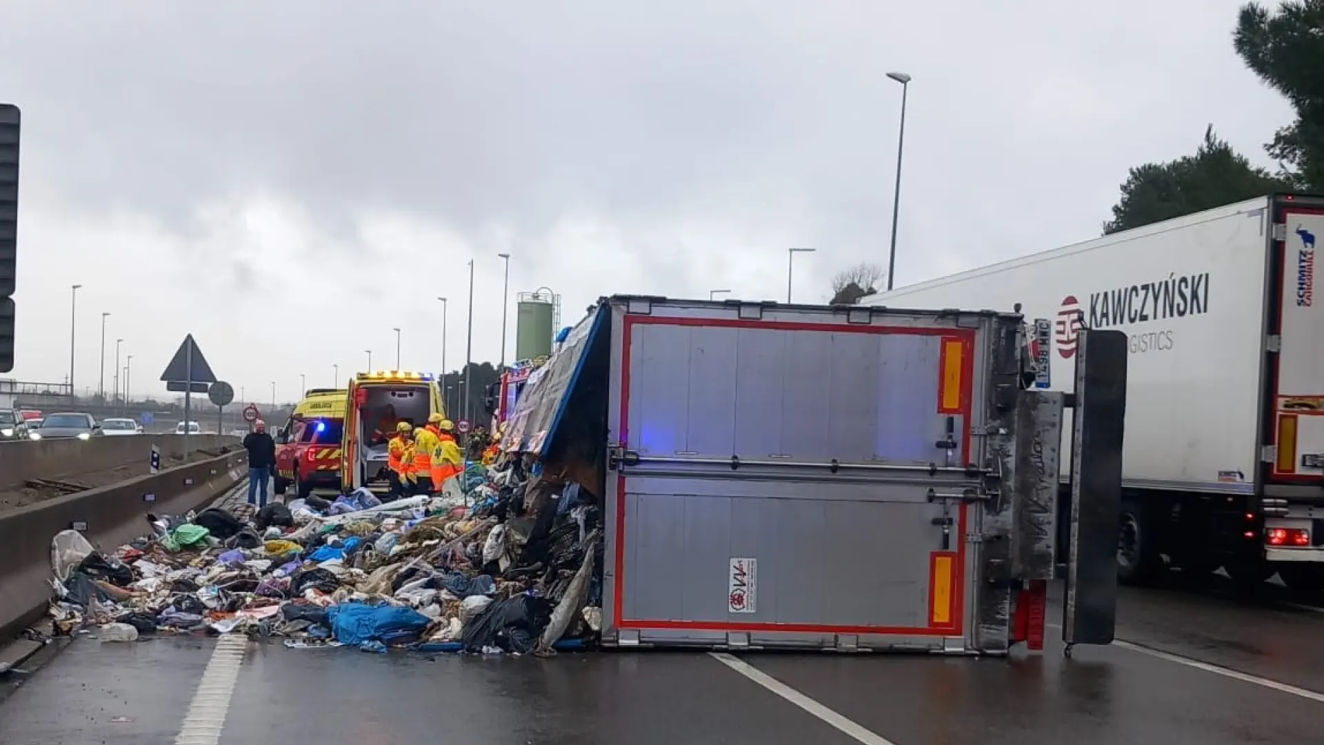 Katalonya'da AP-7 Otoyolu'nda Çöp Kamyonu Kazası: 12 Kilometre Kuyruk ve Yoğun Yağış
