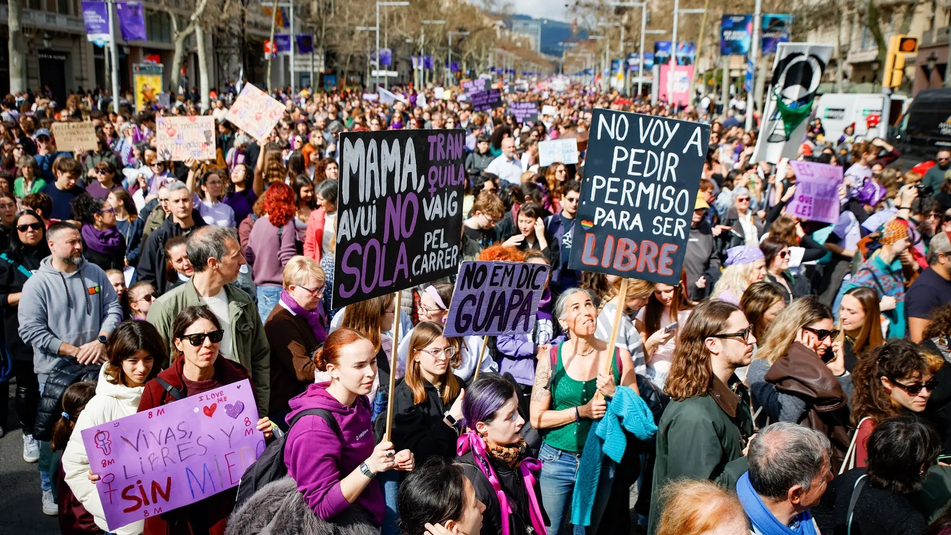 8 Mart Barselona'da Yankılandı: Kadınlar Savaşa ve Küresel Gericiliğe Karşı Yürüdü