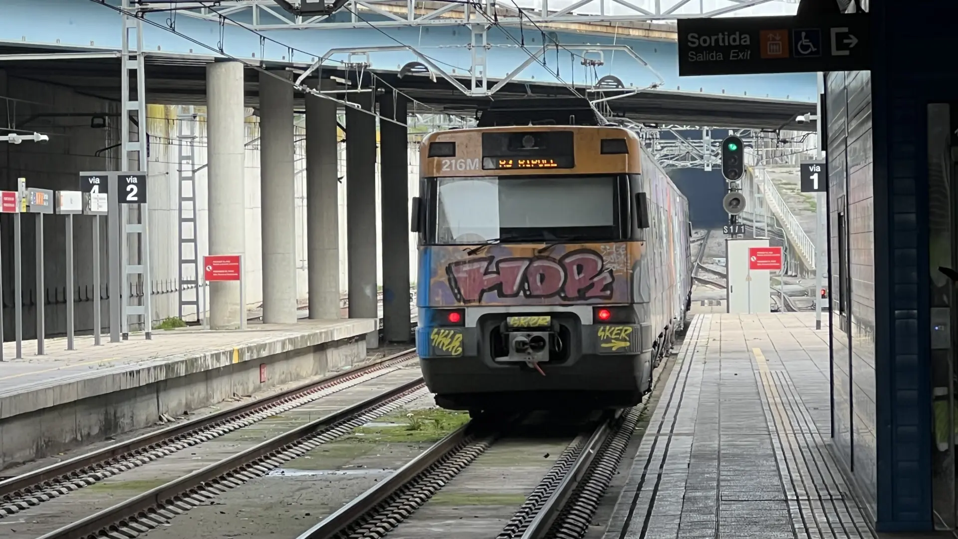 Katalonya'da Yük Treni Raydan Çıktı: R8 Hattında Ulaşım Sekteye Uğradı