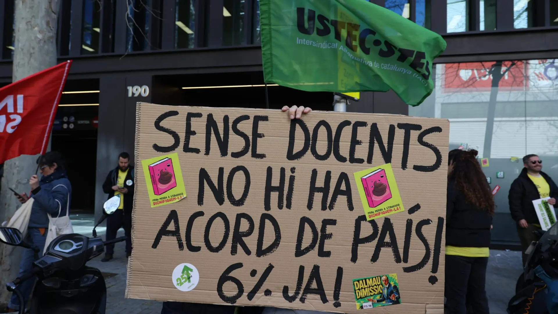 Öğretmenler Grevde: Barselona'da Eğitim Protestoları PSC Genel Merkezi'ne Sıçradı