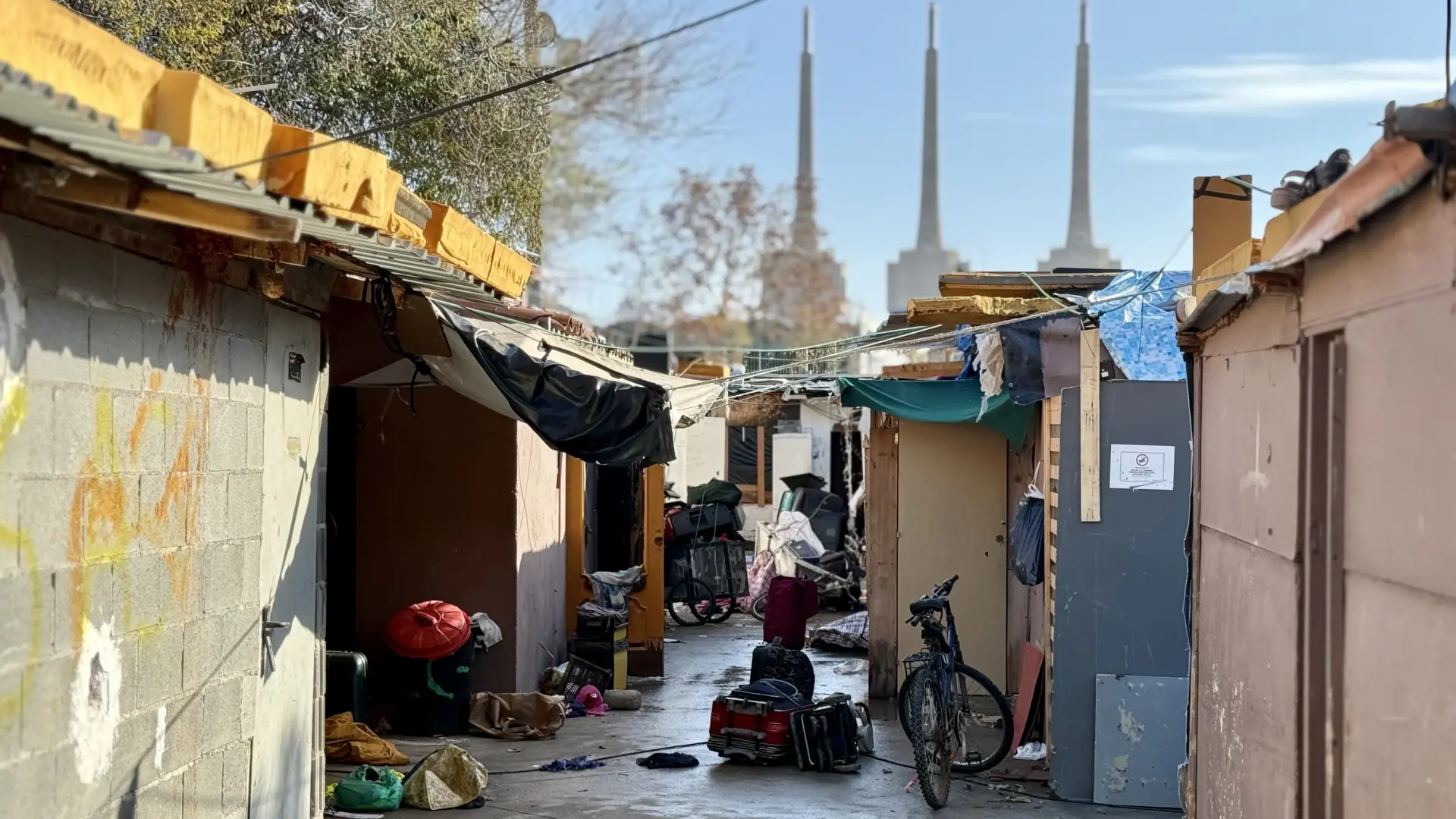 Badalona'da Terk Edilmiş Yapıda Yangın: Tahliyeler ve Sosyal Gerilimler