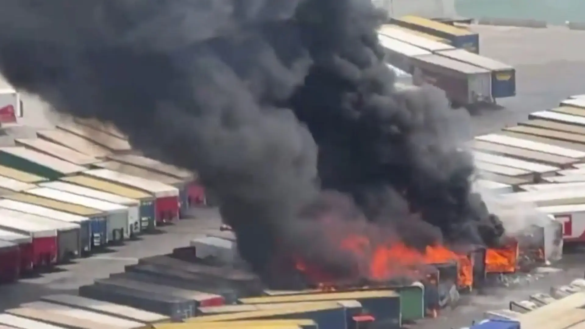 Barselona Limanı'nda Büyük Yangın: Gökyüzünü Kaplayan Kara Dumanlar Endişe Yarattı