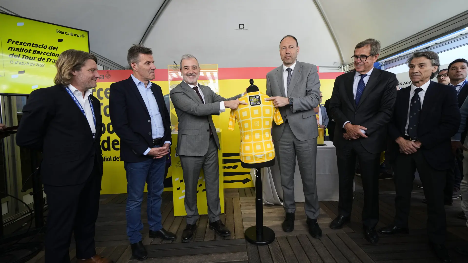 Barselona'dan Tour de France'a Eixample Desenli Özel Forma: Sant Jaume Meydanı'nda Dev