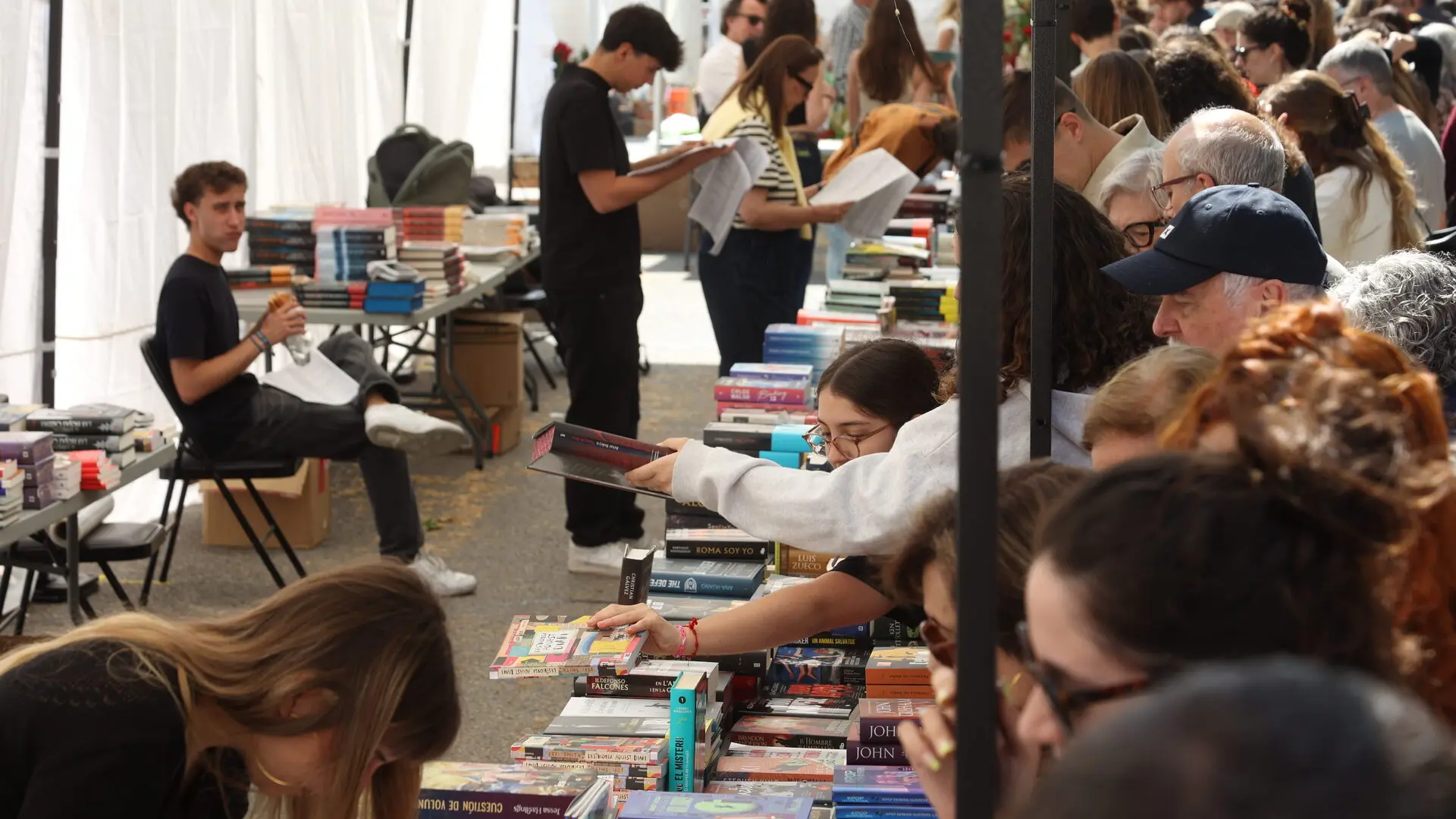 Sant Jordi Kitap Satışlarında Rekor Kırıldı: Barselona'da Edebiyat Bayramı Coşkusu
