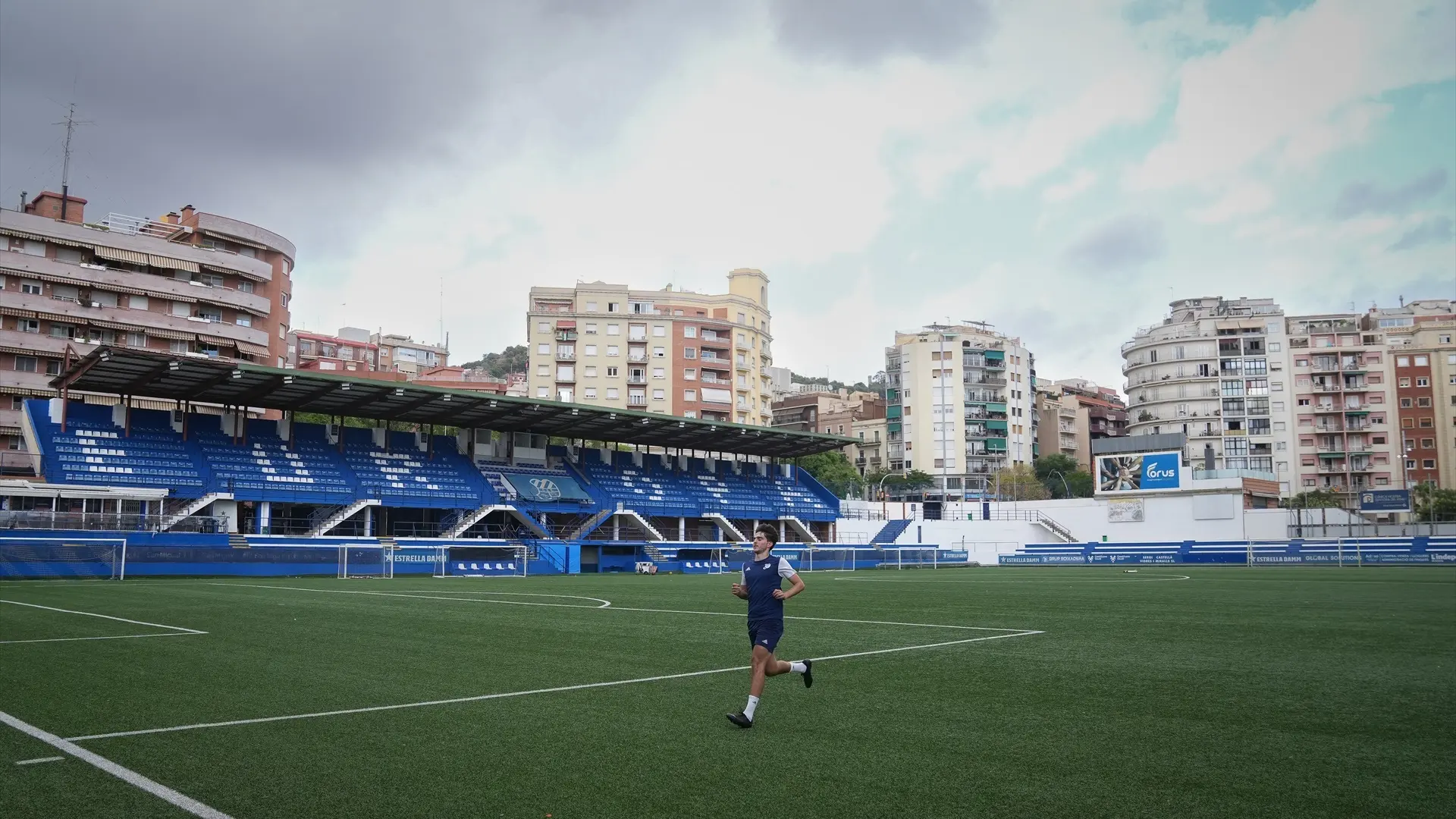 Barselona'nın Tarihi Kulüpleri Evine Dönüyor: Suni Çim Krizi Doğal Çimle Çözüldü