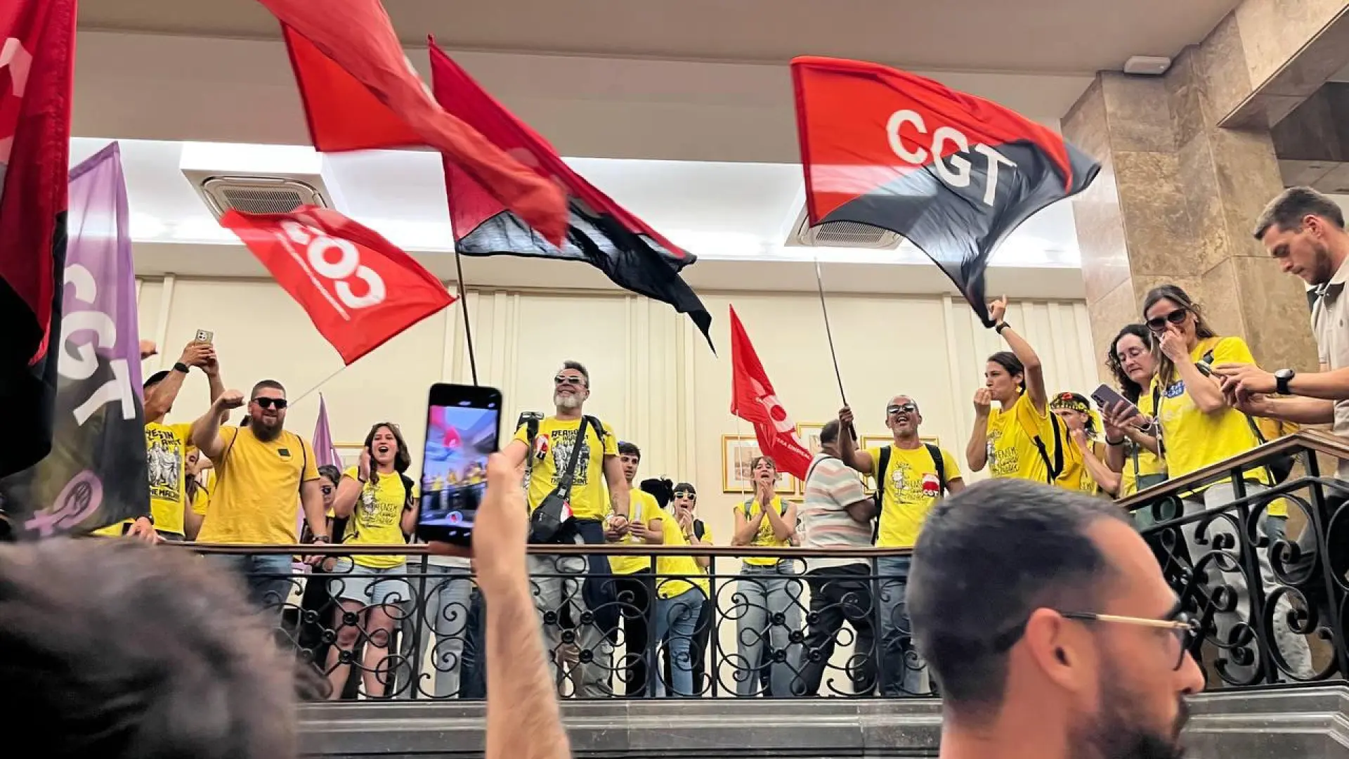 Katalan Öğretmenler Grevin Altıncı Gününde Sabadell Belediye Binasını İşgal Etti