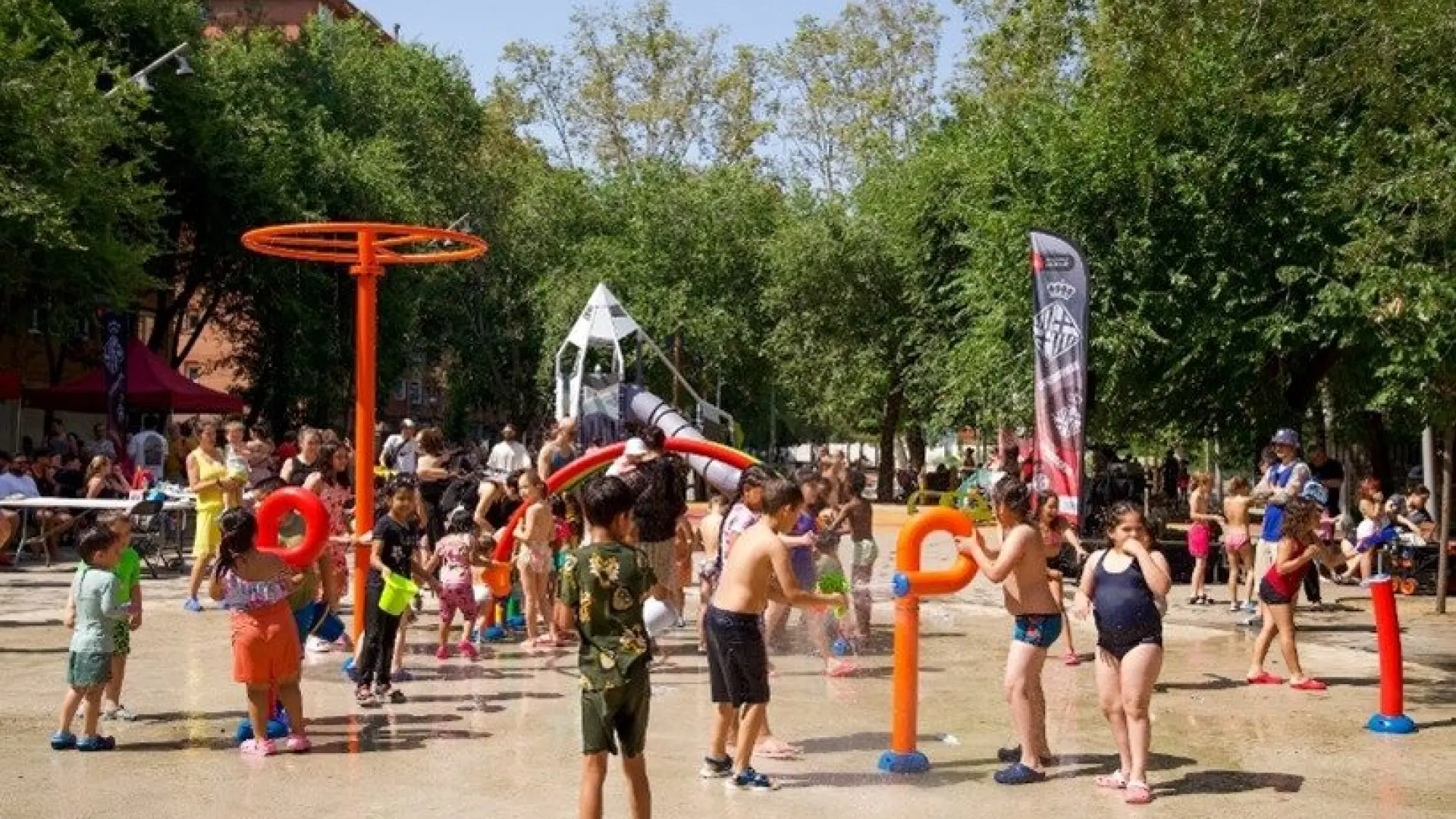 Barselona'da Yaz Sıcağına Çifte Tedbir: Su Oyun Alanları İki Katına Çıktı, Kesintisiz Açık