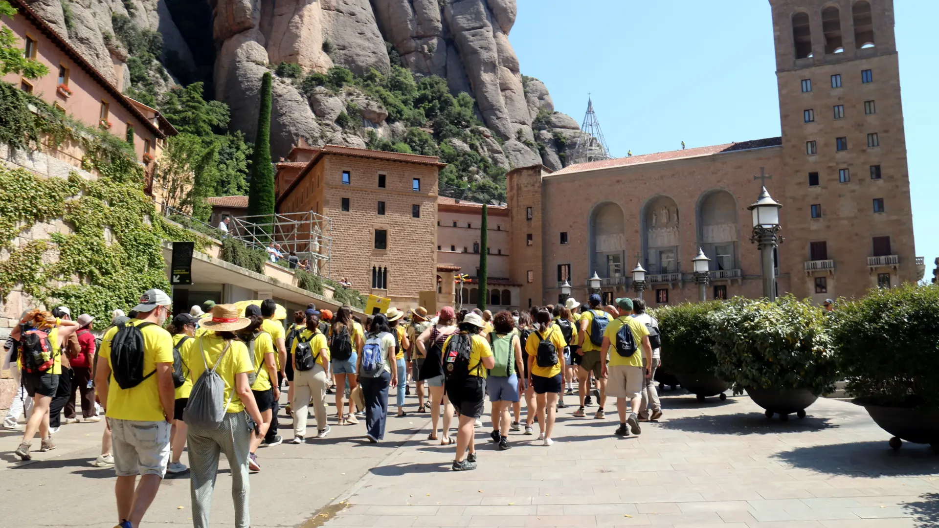 Katalonya'da Eğitim Grevleri Tırmanıyor: Öğretmenler Montserrat'ı Abluka Altına Aldı