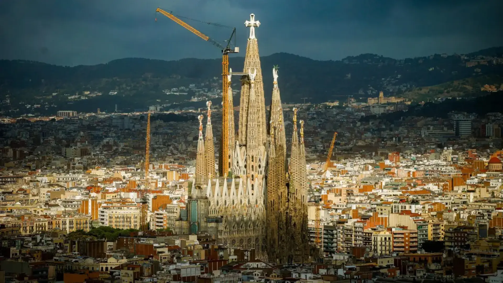 Barselona'nın Göğe Uzanan İkonu: Sagrada Familia'nın 172 Metrelik Sonsuz Yüksekliği