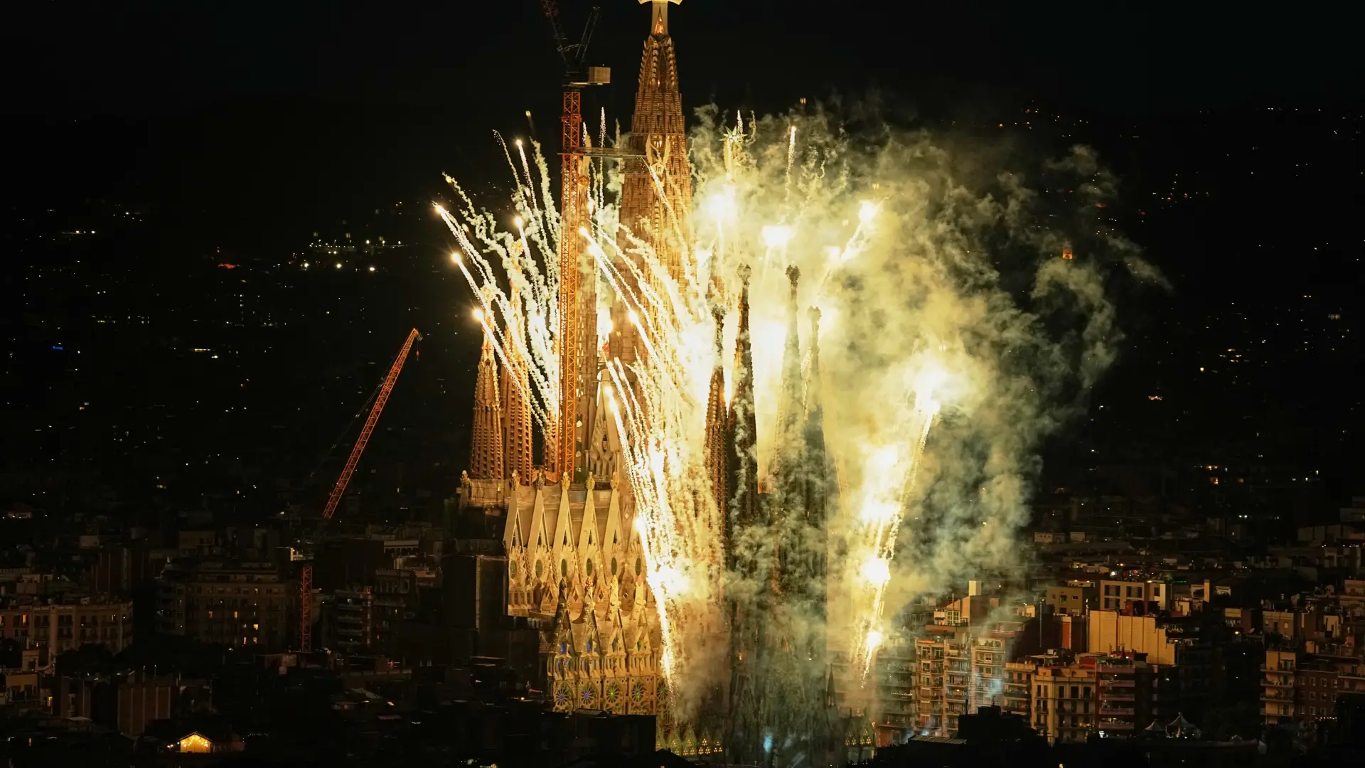 Barselona'da Tarihi An: Papa Kutsadı, Sagrada Familia Dronlarla Işık Saçtı