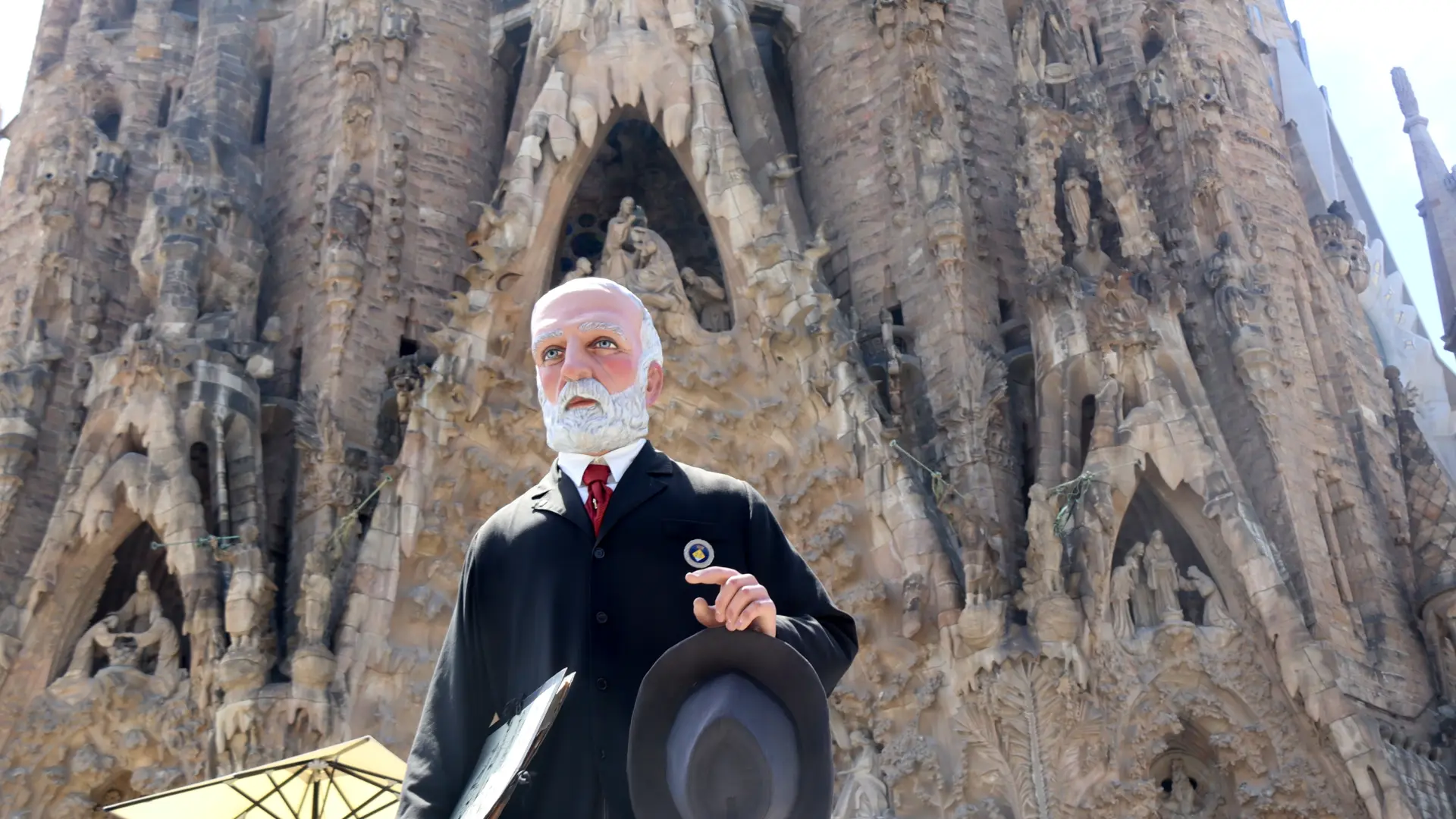 Barselona'da Devler Geçidi: Sagrada Família'nın İsa Kulesi ve Gaudí Anısına Kutlama